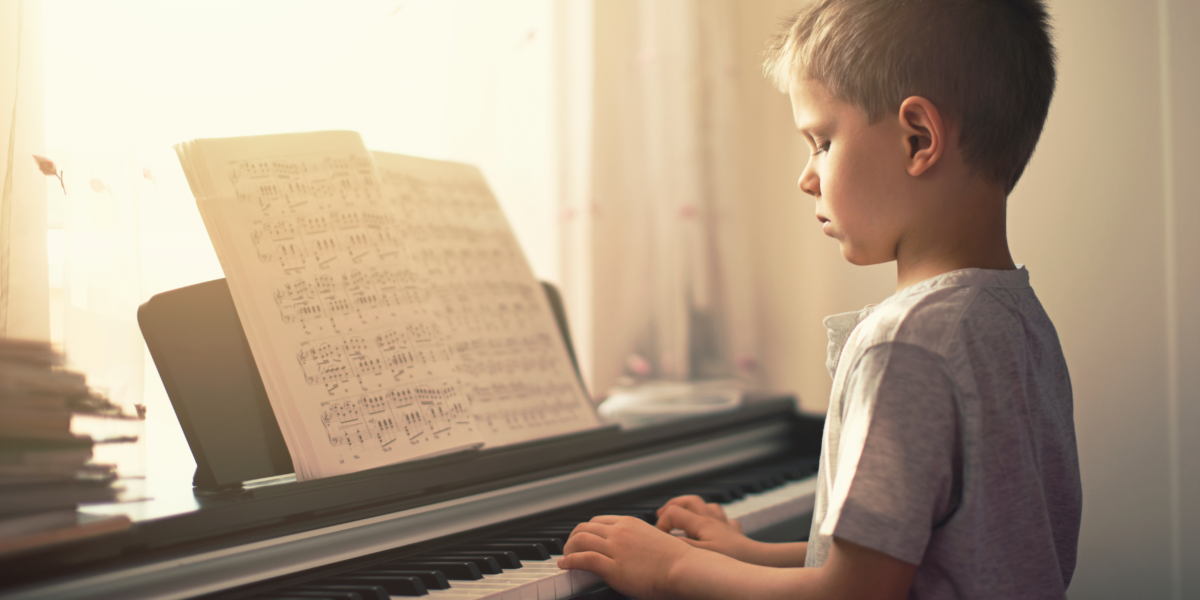 The boy the piano now. Мальчик за пианино. Мальчик за роялем. Мальчик за фортепиано. Мальчик играет на пианино.