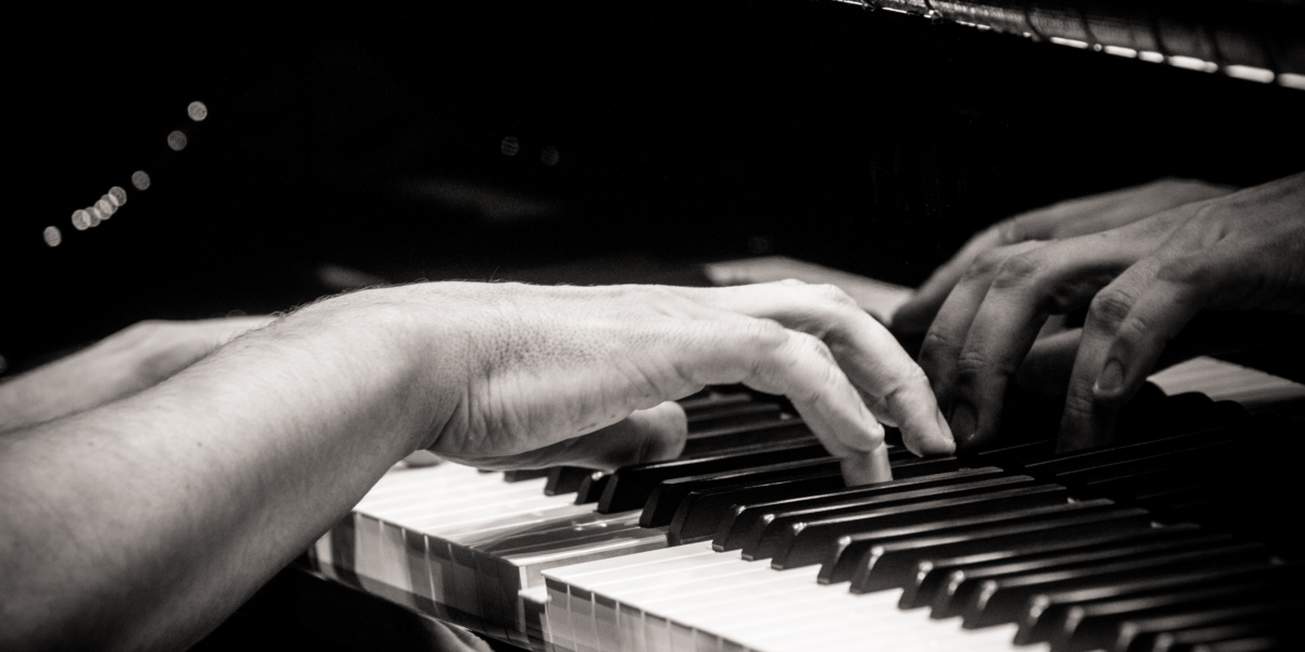 hands playing piano